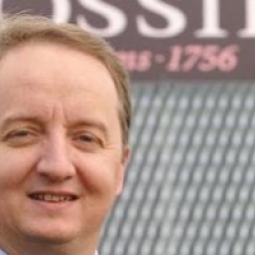 Le PDG de Fossier reçoit un trophée du management