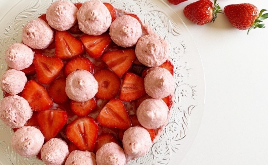 Tarte aux fraises, macarons à la framboise et Biscuits Roses de Reims