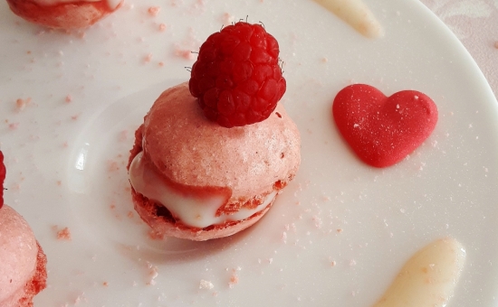 Macarons framboises garnis d’une crème à la vanille 