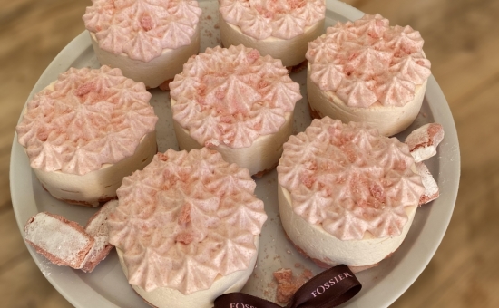 Entremets champagne rosé, fraises et Biscuits Roses de Reims