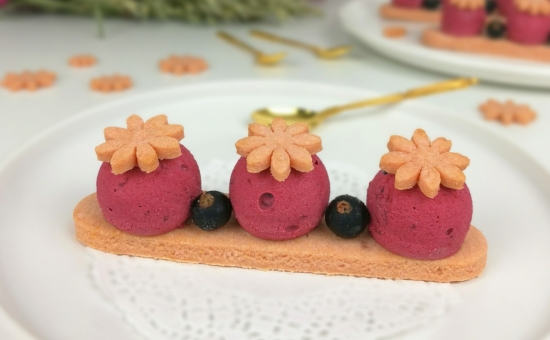 Entremets crémeux au cassis et sablés aux Biscuits Roses