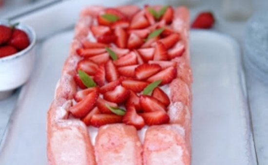 Charlotte aux fraises avec les Biscuits Roses de Reims