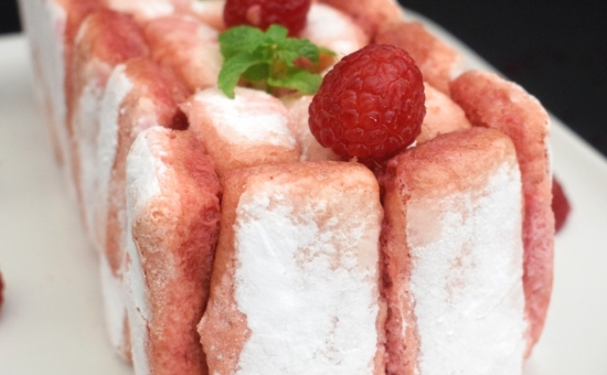 Bûche au Biscuit Rose et chocolat blanc