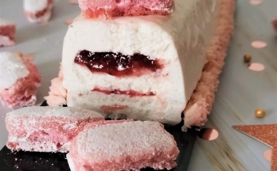 Bûche vanille fraise et au Biscuit Rose