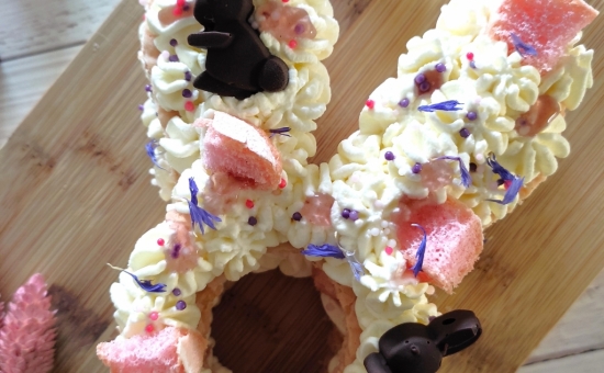 Rabbit cake au Biscuit Rose et à la crème au miel de roses