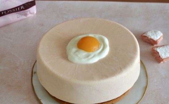 Œuf au plat : entremet au Biscuit Rose et abricot