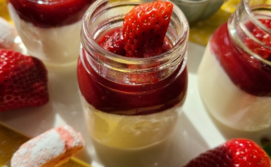 Panna Cotta au  coulis de framboises et au Biscuit Rose
