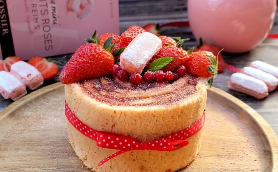 Gâteau roulé aux Biscuit Rose de Reims et délice de fraises