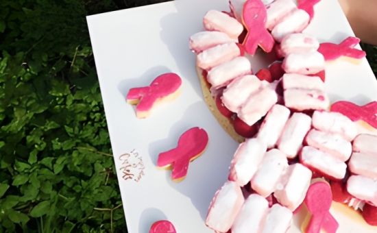Symbole cake Octobre Rose aux Biscuits Rose